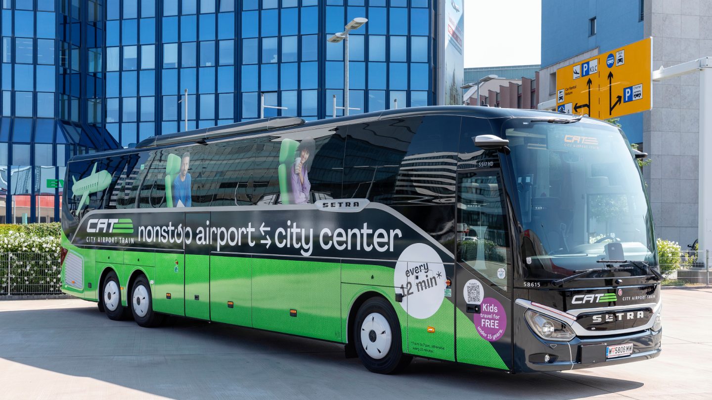 Grüner Bus des City Airport Train Shuttle-Services.