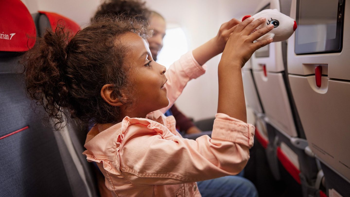 Ein Kind beim Spielen mit einem Spielzeugflugzeug im Flugzeug.