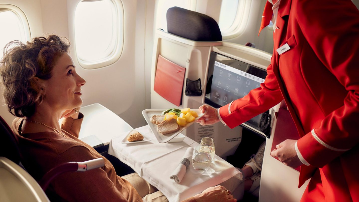 Luxuriöser Business Class Sitz in Liegeposition.