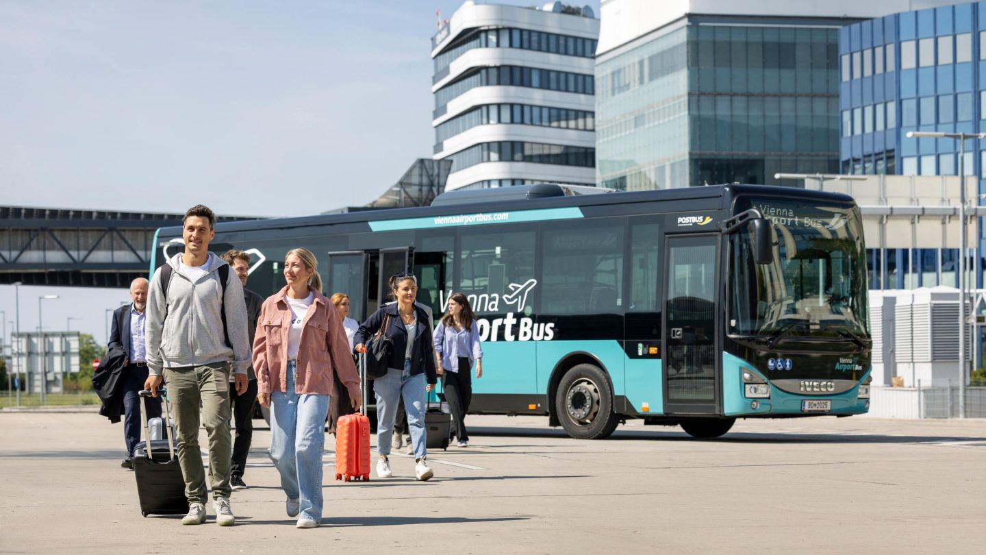Reisende vor dem Vienna Airport Bus am Flughafen Wien_c_OEBB_Harald Eisenberger