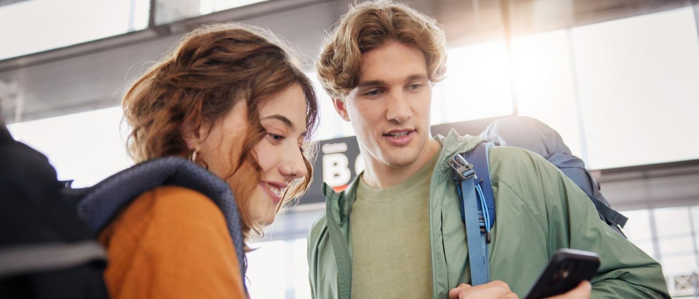 Personen buchen Flug über Smartphone-App